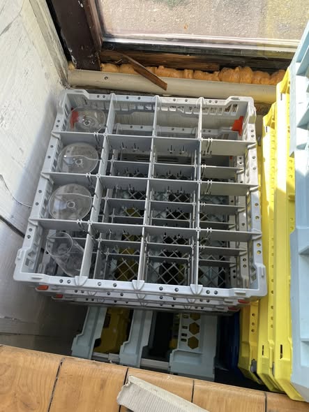 Vând 9 cutii de 6 pahare de vin  noi destinate degustarilor in orb și 6 pahare Riedel : 