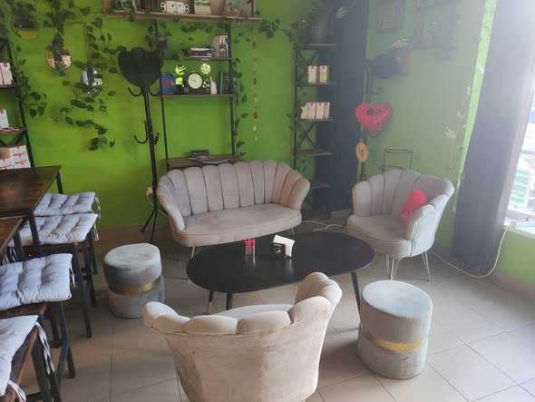 Canapea + 2 fotolii + 2 tabureti + masuta