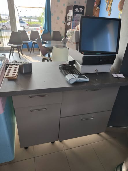 Vitrină + mobilier, shaker electric și mixer frappe + sistem casă de marcat