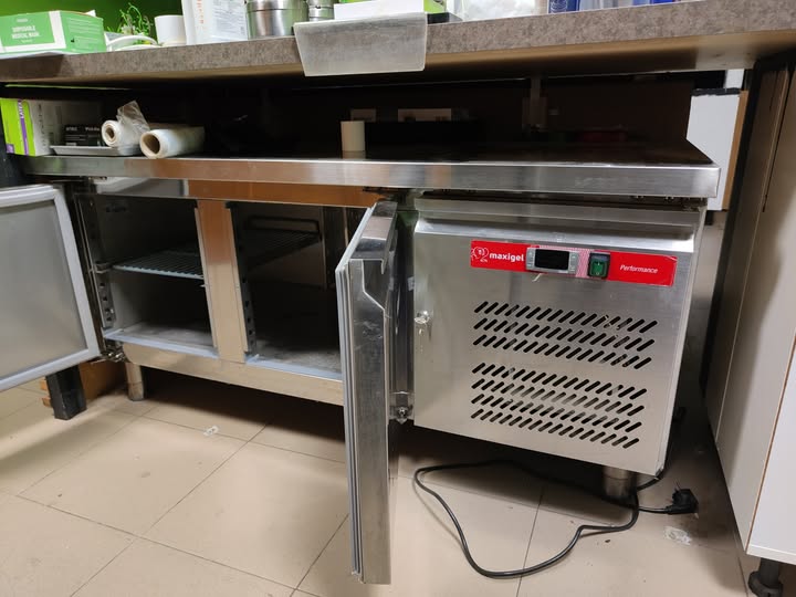 Masă frig cu 2 usi - blat