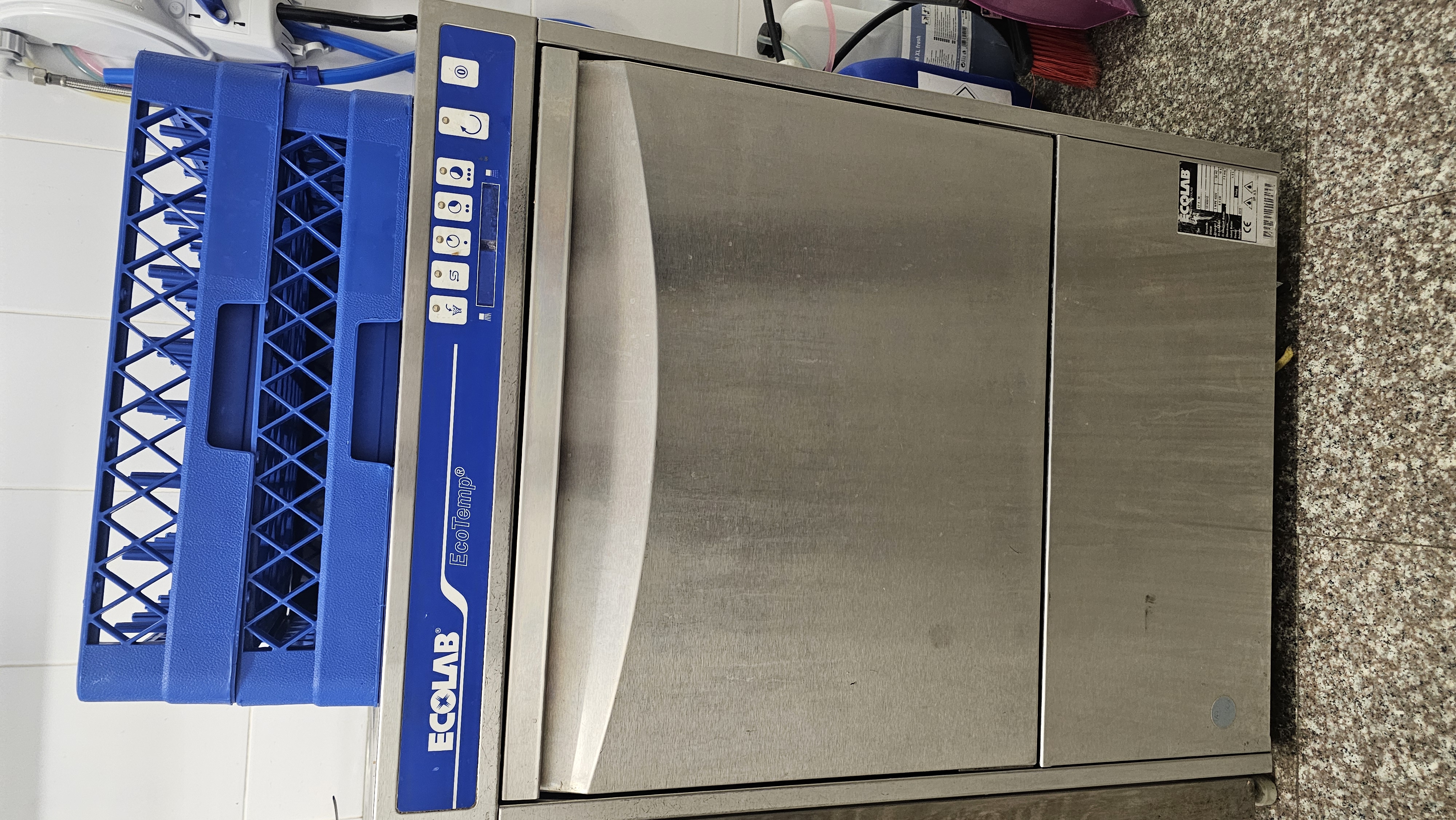 Vând mașină de spălat pahare Preț: 3000 lei Locație: Sibiu Detalii: 0755384117