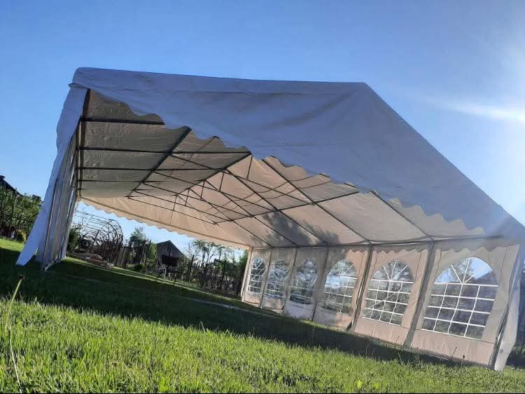 Închiriez corturi,masina frigorifica,vitrine,dozatoare ,pentru evenimente