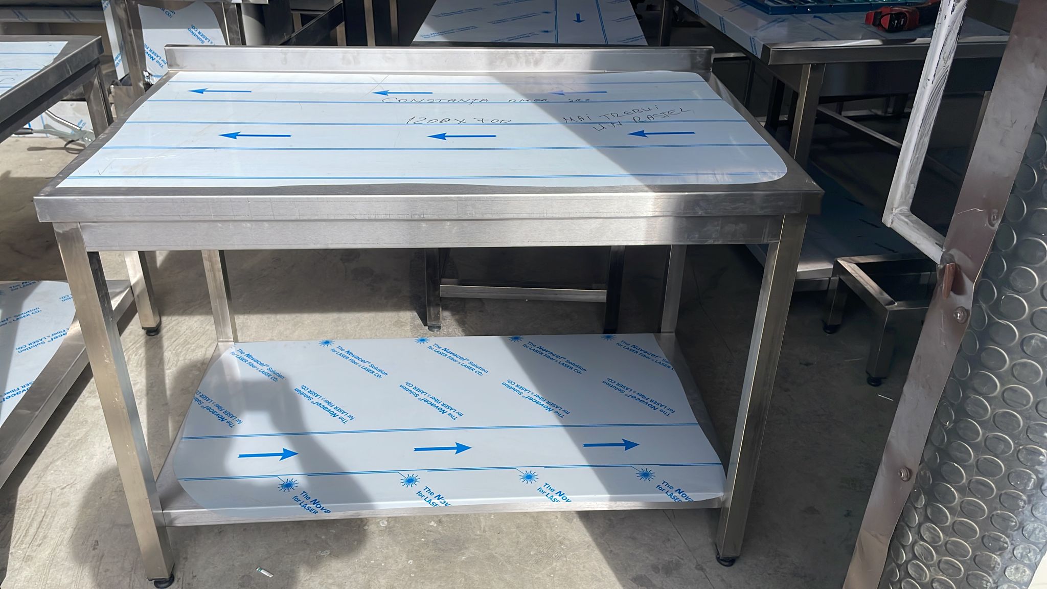 Masa de lucru inox HoReCa cu rebord si polita – masa inox profesionala bucatarie