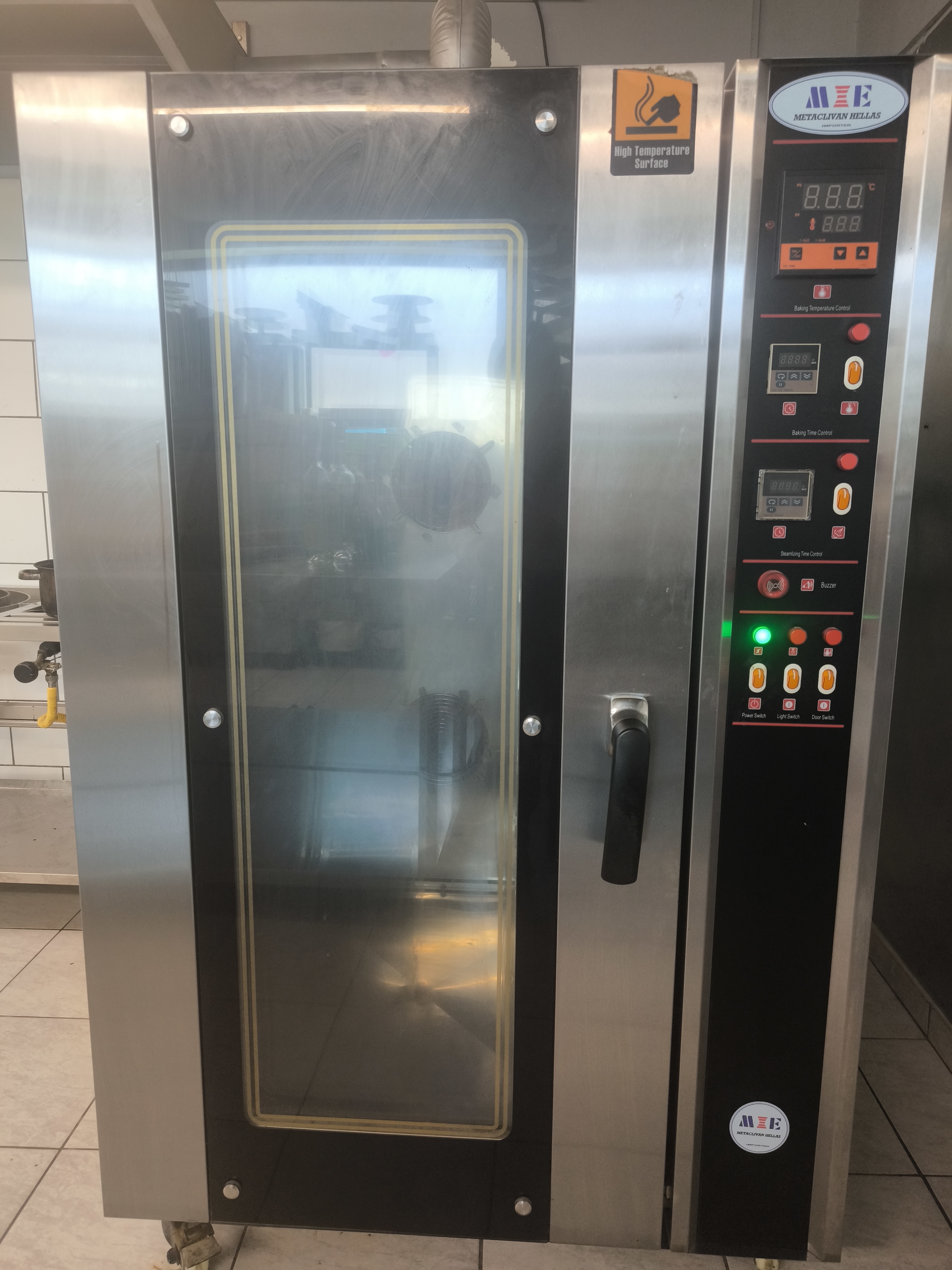 Cuptor profesional pe gaz cu convecție 