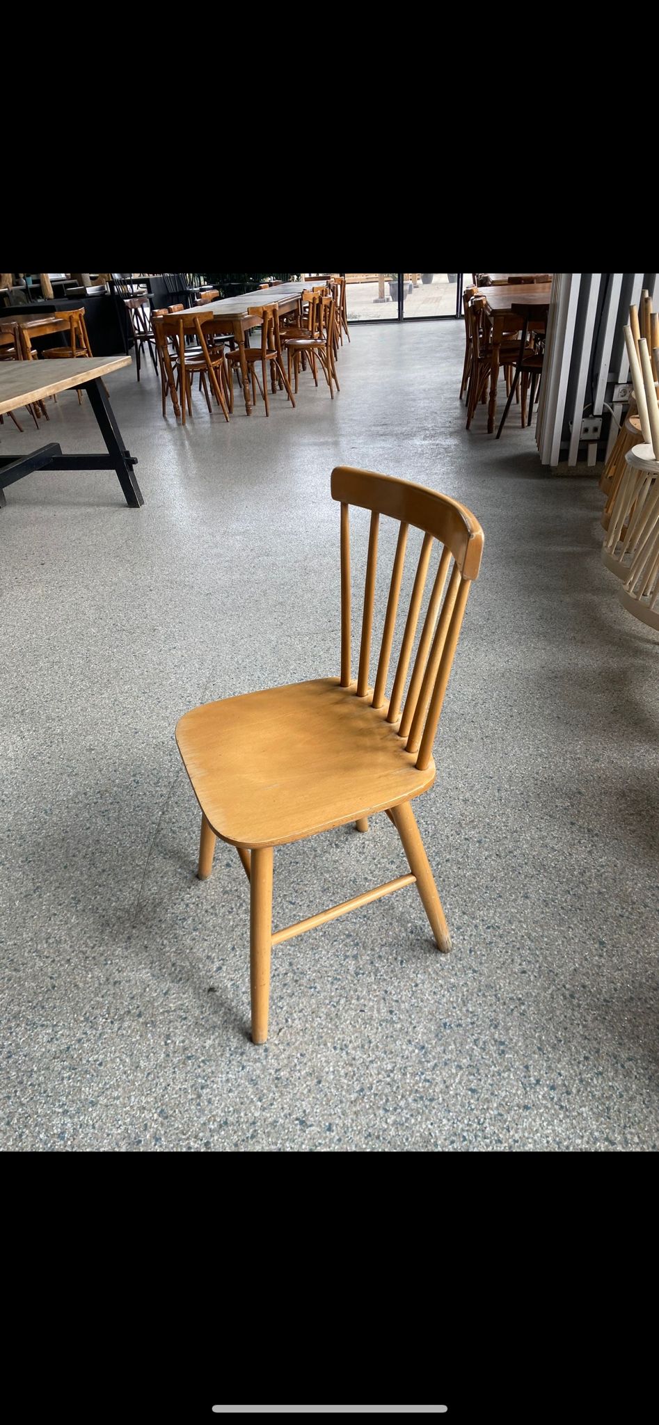 Mese rotunde si scaune din lemn