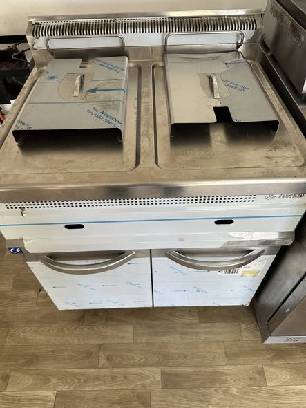 Friteusa profesionala pe gaz de 15 litri fiecare cuva