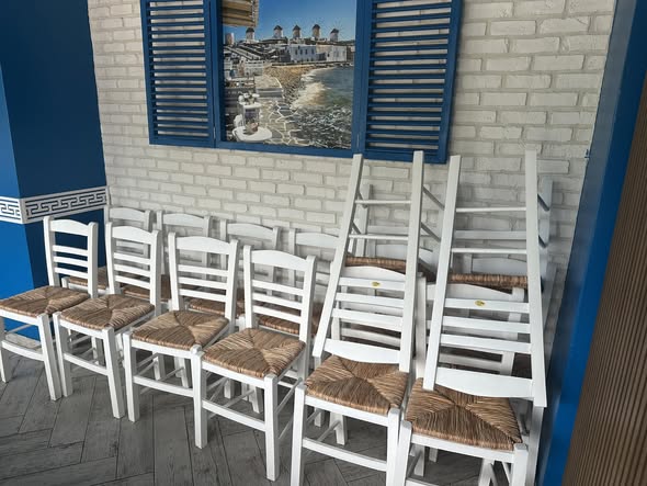 Scaune lemn HoReCa stil grecesc + mese restaurant – set complet mobilare