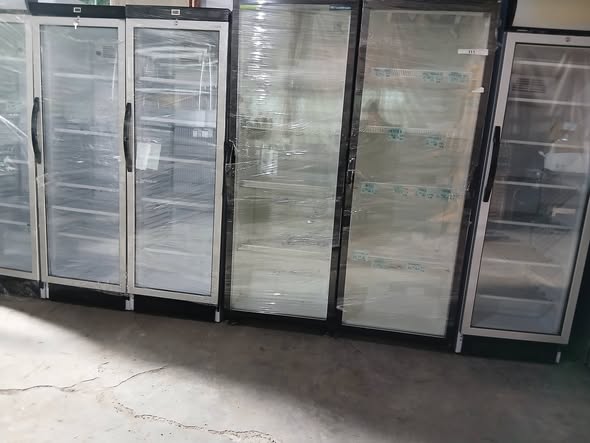 Vitrine frigorifice verticale horeca 1–6 usi – frigidere profesionale cu usa sticla Timisoara