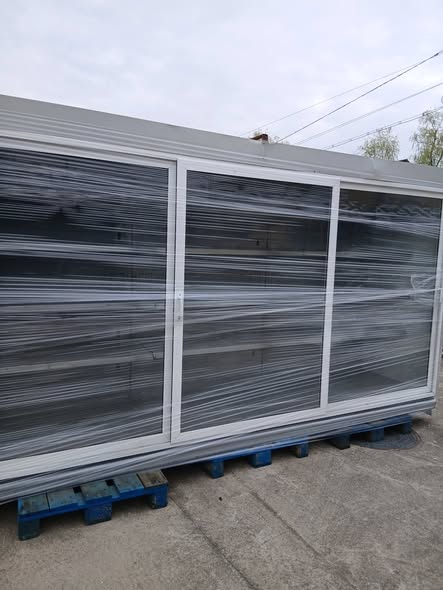 Vitrina frigorifica verticala 4m cu agregat exterior – frigider profesional magazin / horeca Timisoara