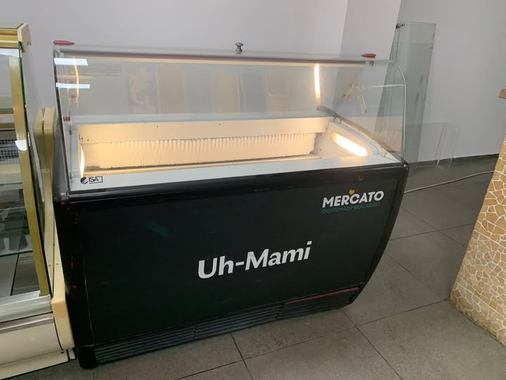 Vitrina inghetata profesionala 7 cuve + congelator | Horezu | Pret negociabil