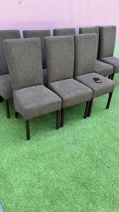 Scaune tapițate gri lemn masiv – set 50 buc, ideale restaurant / HoReCa, 150 lei/buc