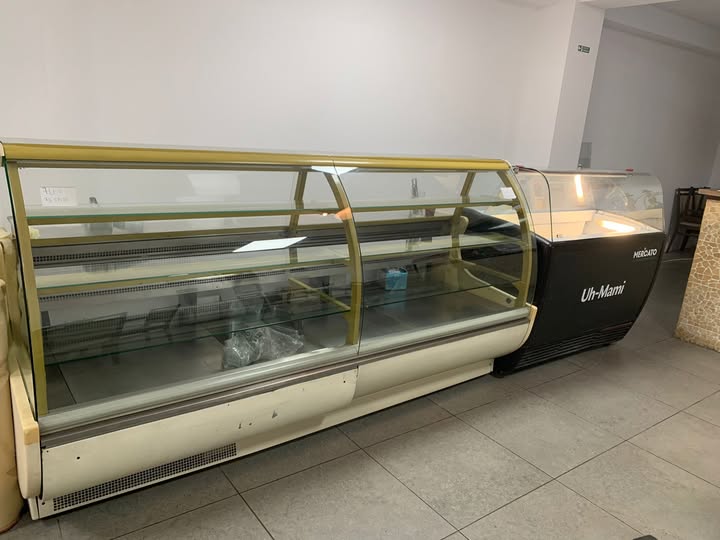 Vitrina frigorifica patiserie profesionala mare – geam curbat – 3 etaje – URGENT