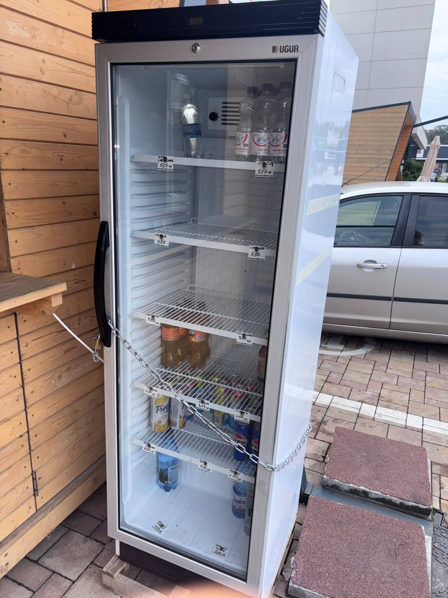 Vitrină frigorifică verticală UGUR cu ușă din sticlă – frigider băuturi HoReCa