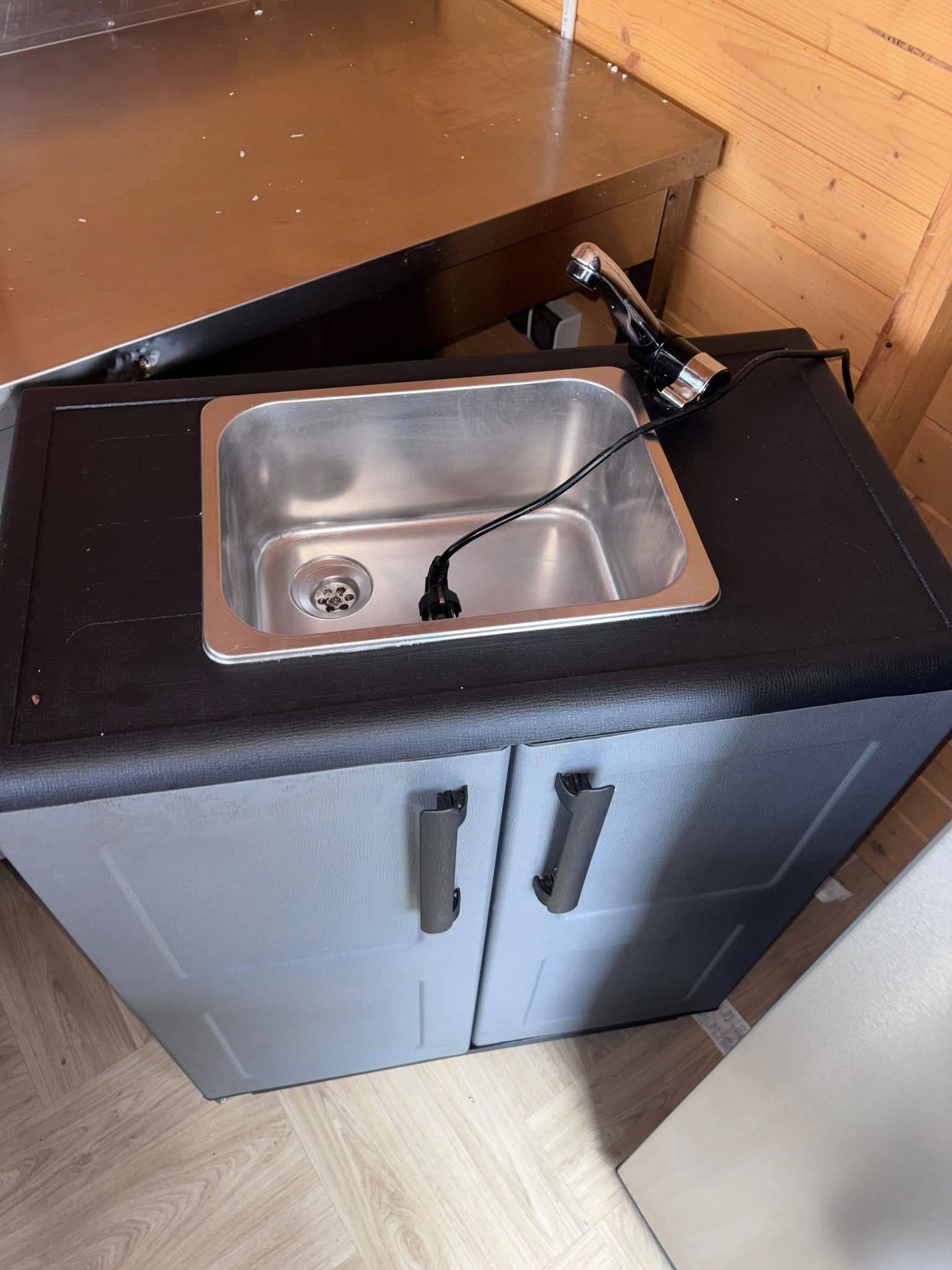 Chiuvetă inox cu dulap și baterie – mobilier HoReCa compact bucătărie profesională