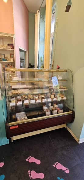 Vitrina frigorifica cofetarie cu geam curbat – ideala prajituri / deserturi | Bucuresti