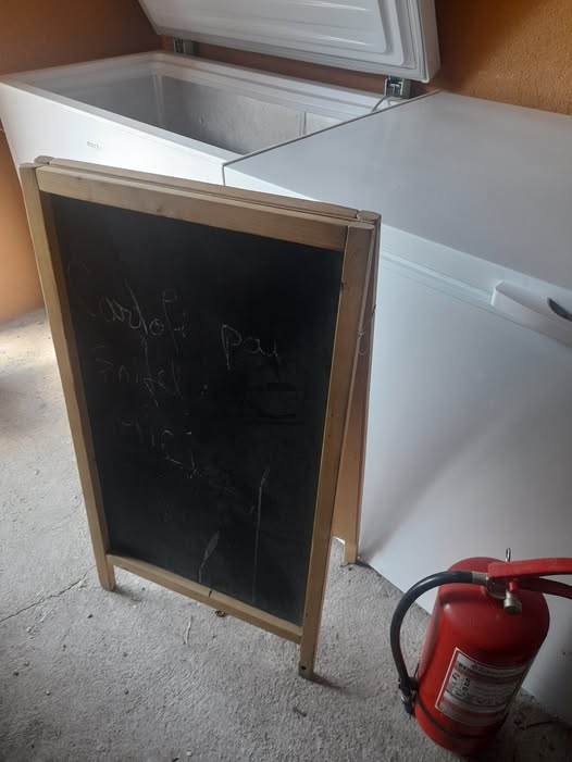 Tabla meniu din lemn tip blackboard – ideala pentru restaurante, baruri, terase