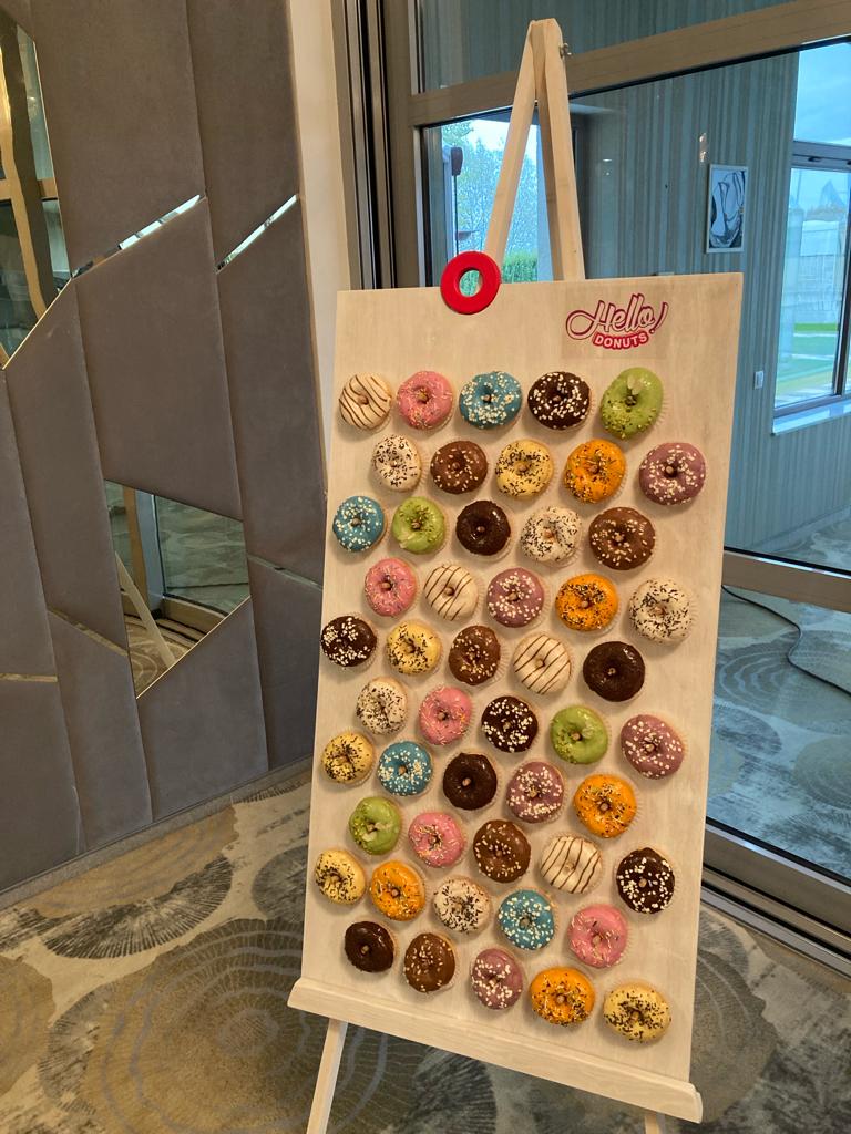 Panouri donuts lemn HoReCa – suport gogosi candy