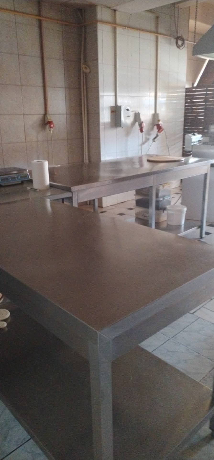 Masa inox profesionala HoReCa cu polita inferioara – ideala pentru restaurante si laboratoare alimentare