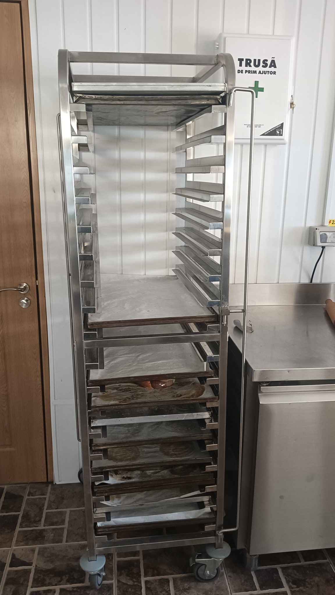 Carucior inox pentru tavi / rastel panificatie – HoReCa