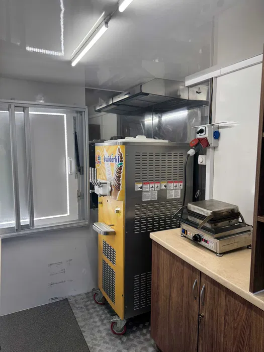 Food Truck / Rulota comerciala pentru inghetata soft si deserturi – complet utilata - Imagine 2