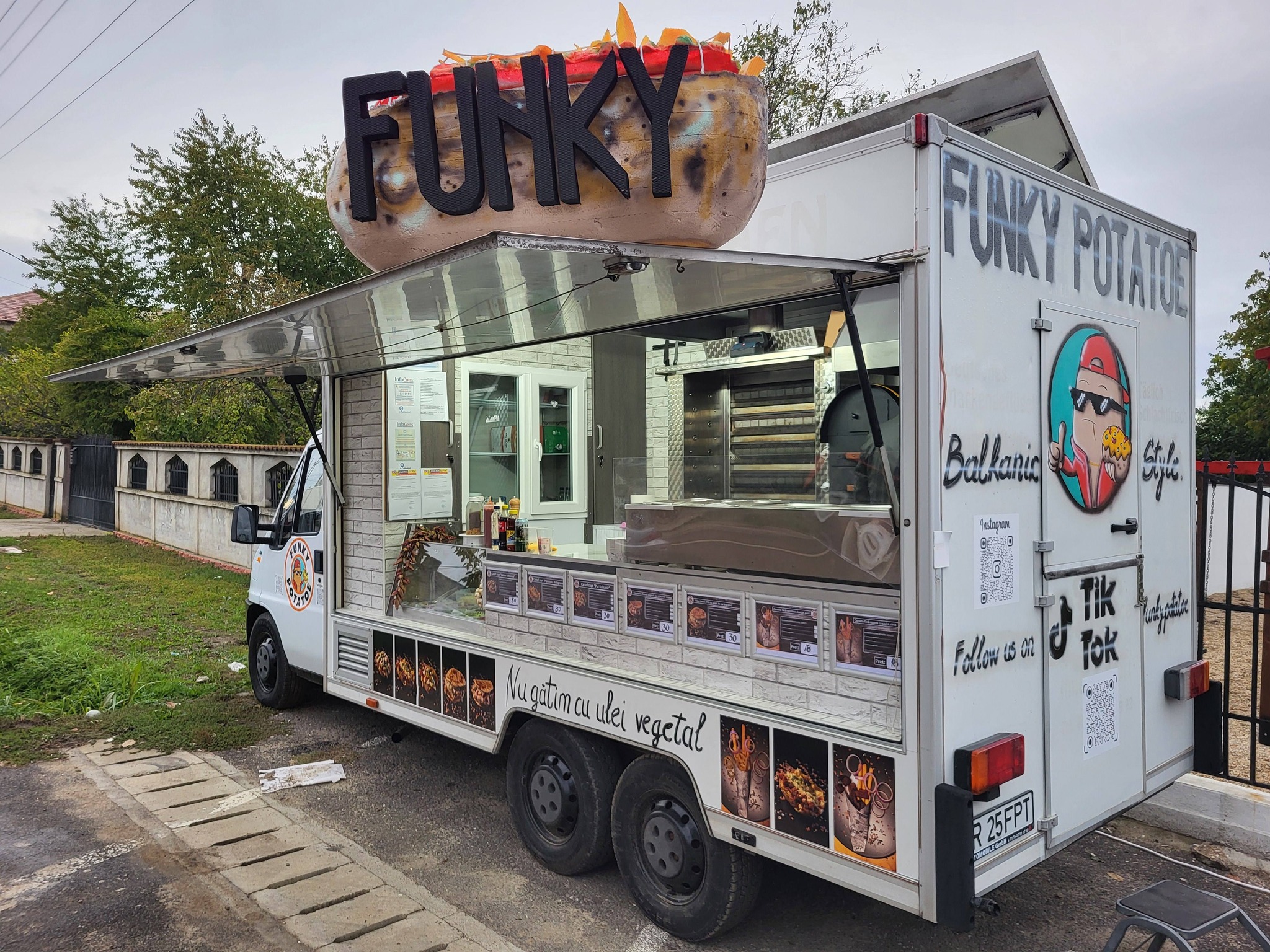 Food Truck profesional complet echipat + afacere la cheie – street food premium