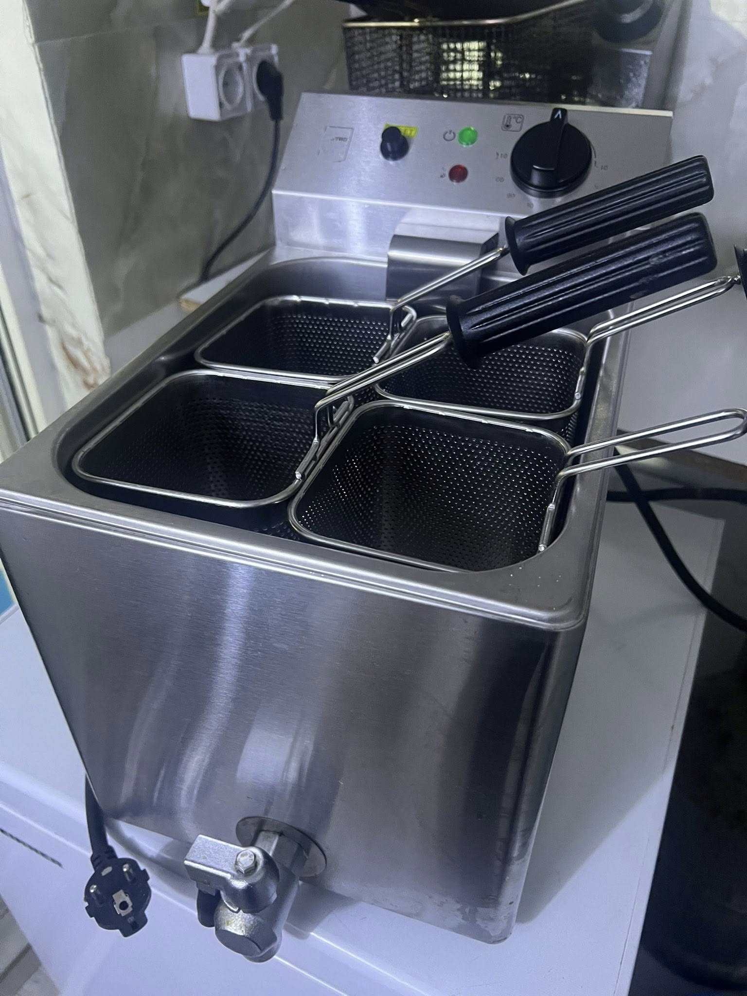 Friteuza Profesionala Electrica 8 Litri din Inox – Ideala pentru Fast-Food, Restaurant sau Food Truck