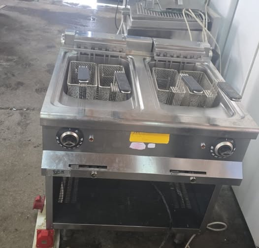 Friteuza Profesionala Dubla cu 2 Cuve si Suport – 380V, Stare Foarte Buna