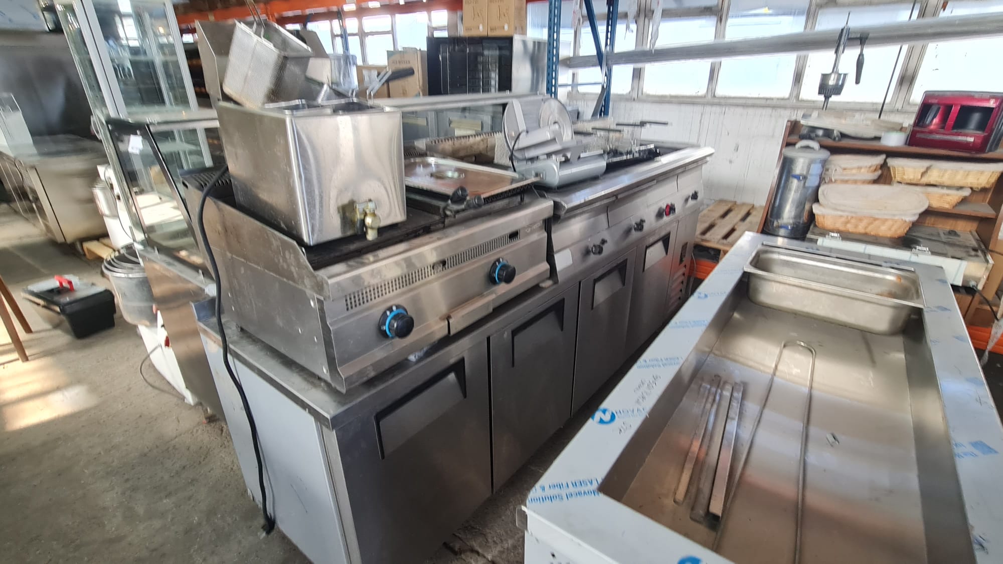 Masa Rece Profesionala cu 4 Usi Inox – 2500 mm, Refrigerare Automata