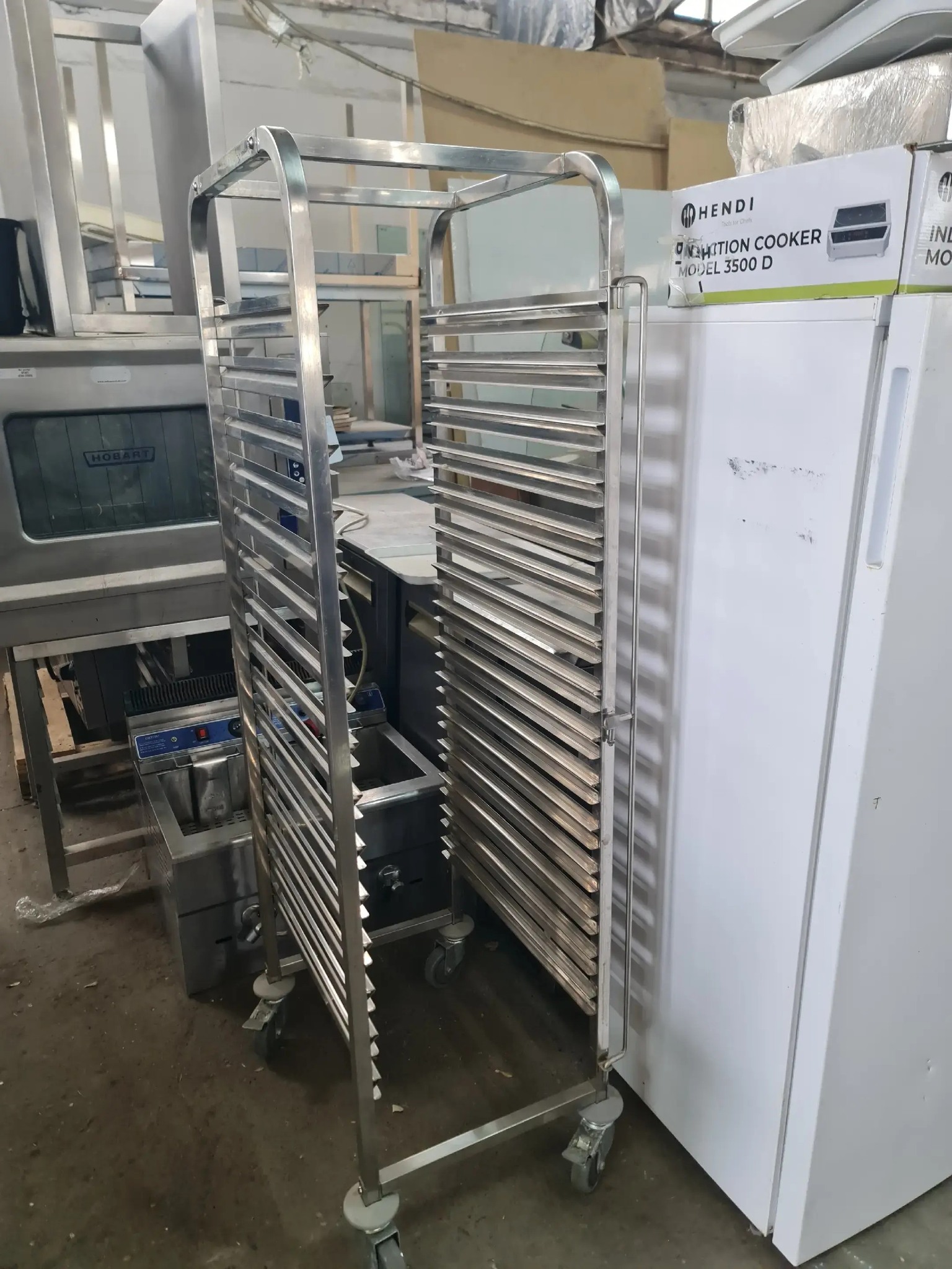 Rastel Inox Profesional pentru 21 Tavi – Capacitate Mare pentru Brutarii si Cofetarii