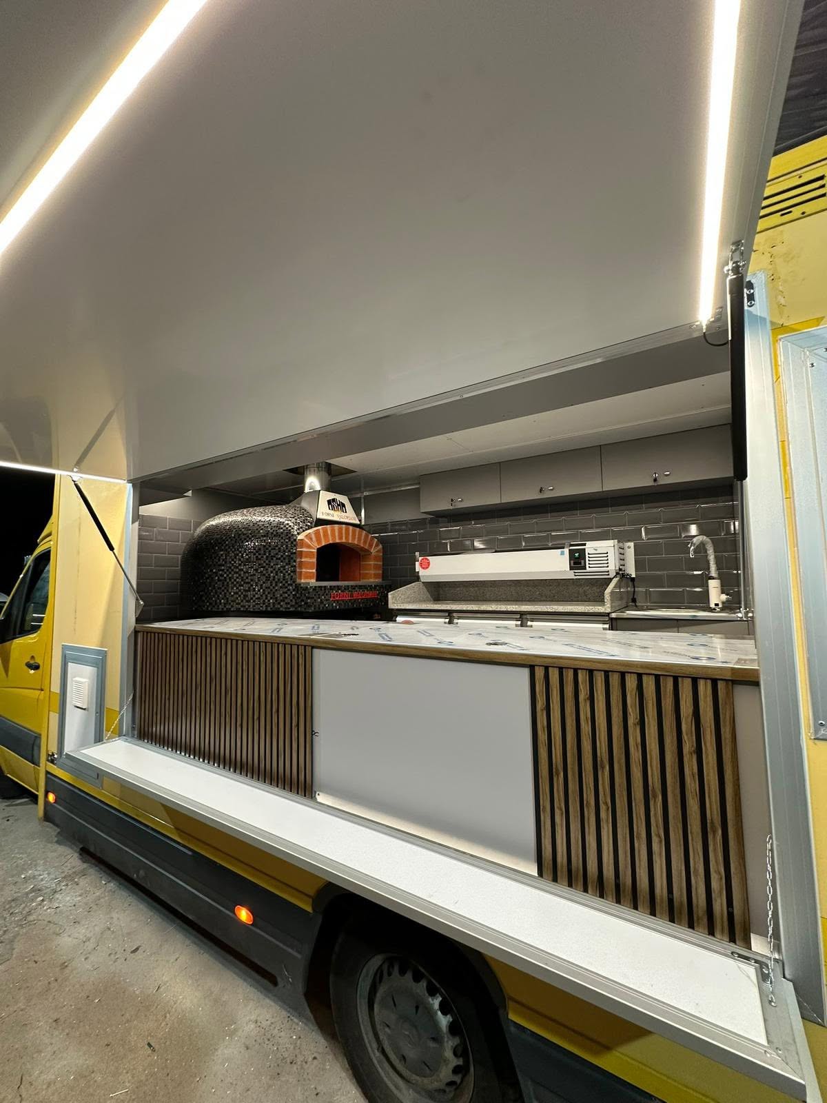 Food Truck Pizza Premium Complet Echipat - Investitie Inteligenta pentru Festivaluri si Evenimente - Imagine 2