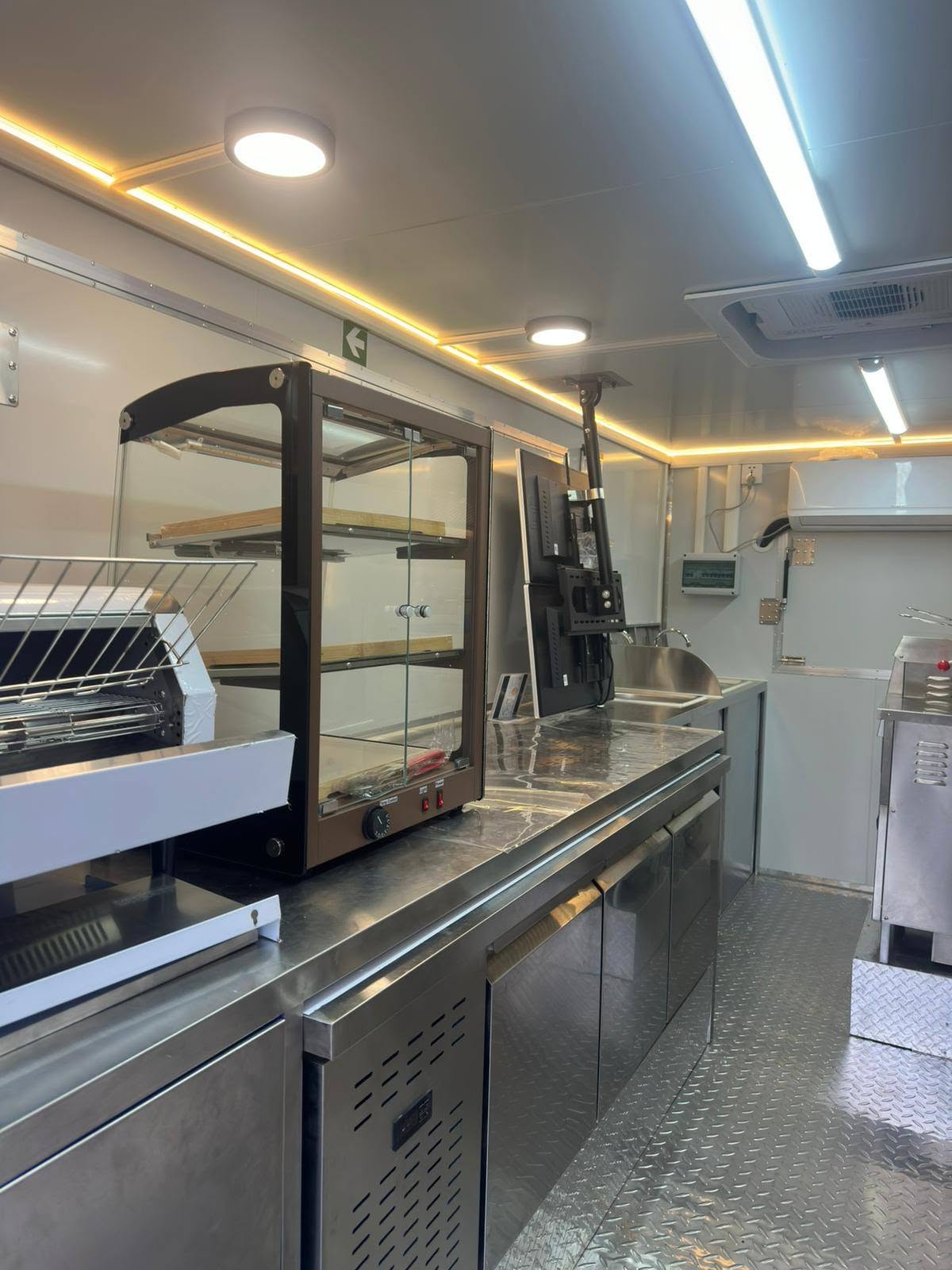 Food Truck Profesional de Vanzare – Afacere Mobila Pregatita sa Produca din Prima Zi - Imagine 2