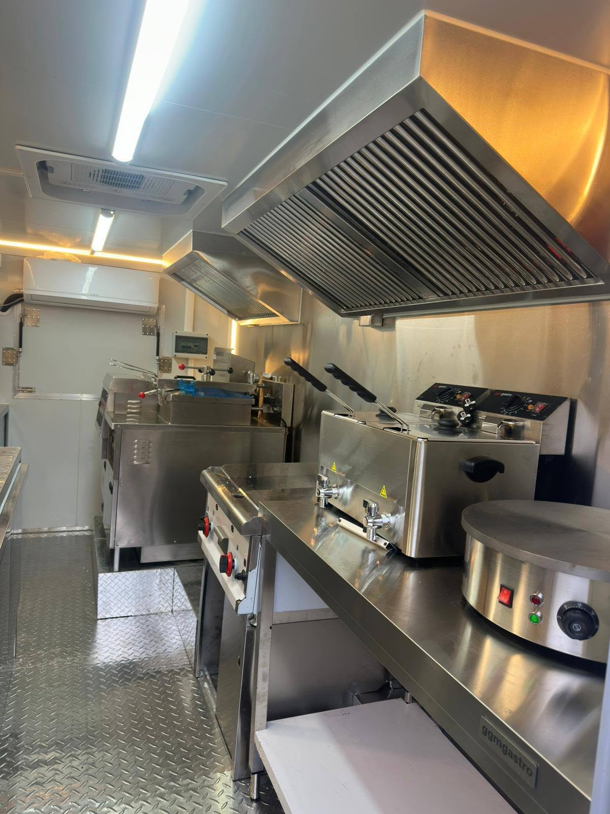 Food Truck Profesional de Vanzare – Afacere Mobila Pregatita sa Produca din Prima Zi - Imagine 3