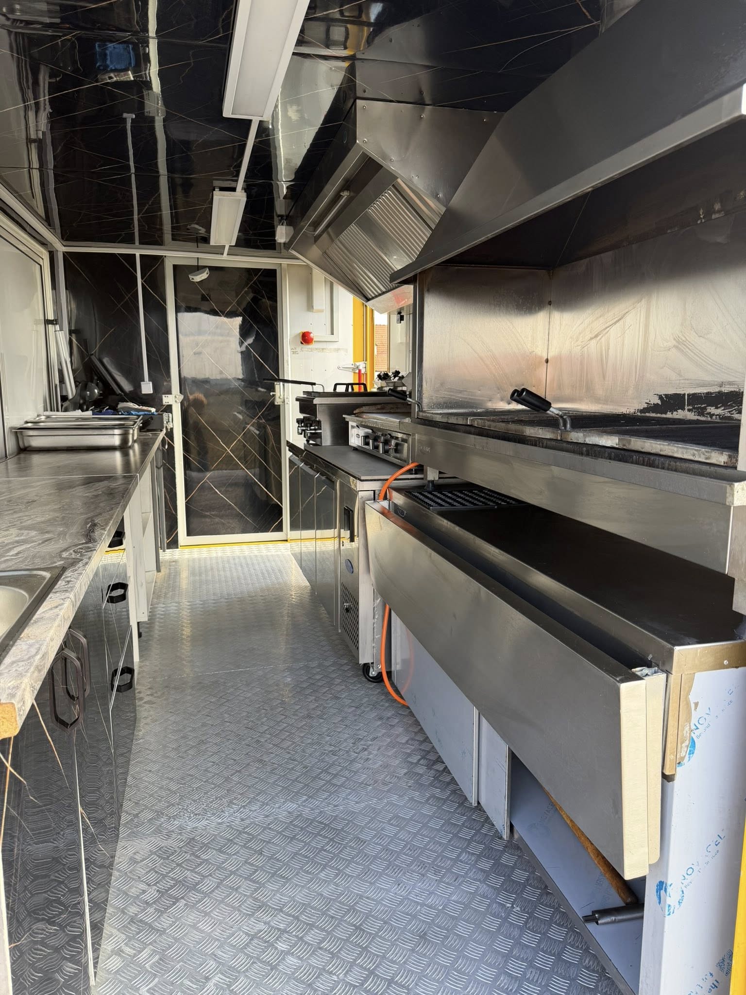 Food Truck Complet Echipat pe Iveco Daily 2.3 Diesel – Afacere la Cheie pentru Street Food si Evenimente - Imagine 2