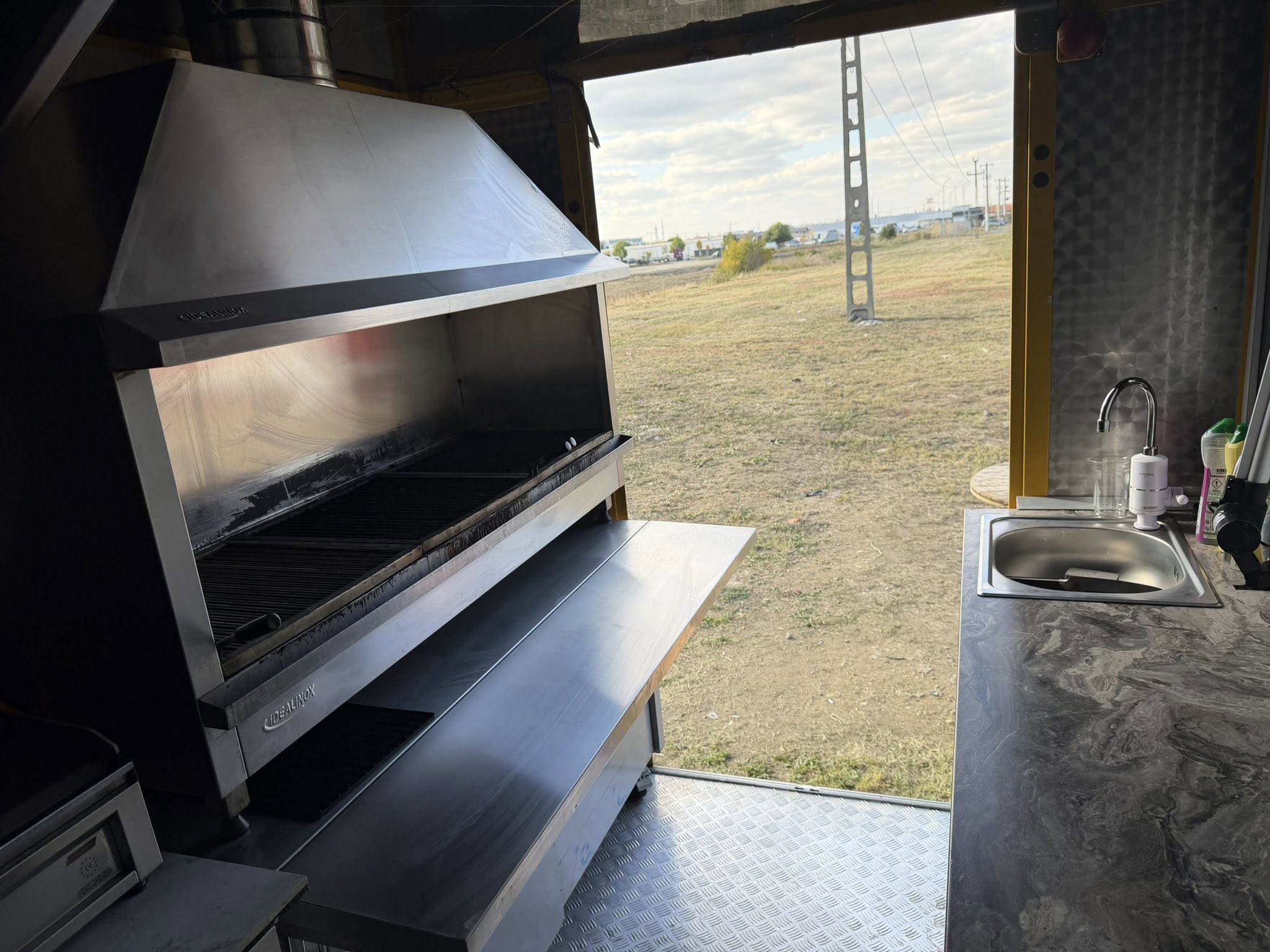 Food Truck Premium pe Iveco Daily – Complet Echipat pentru Profit din Prima Zi - Imagine 3