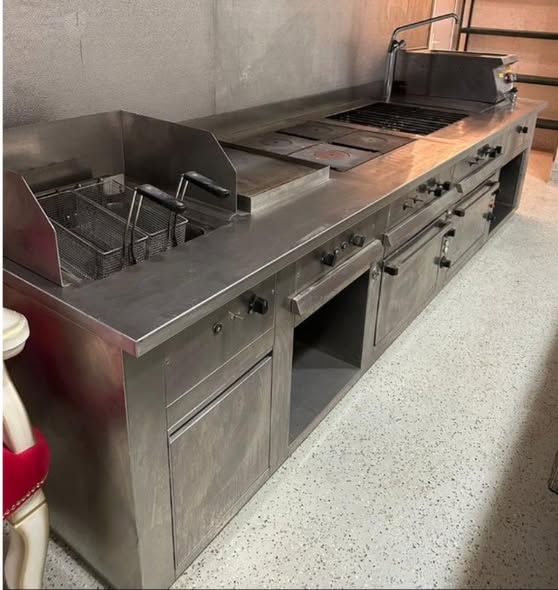 Banc de Lucru Profesional pentru Fast-Food si Restaurant – Friteuza, Gratar, Plite si Cuptoare