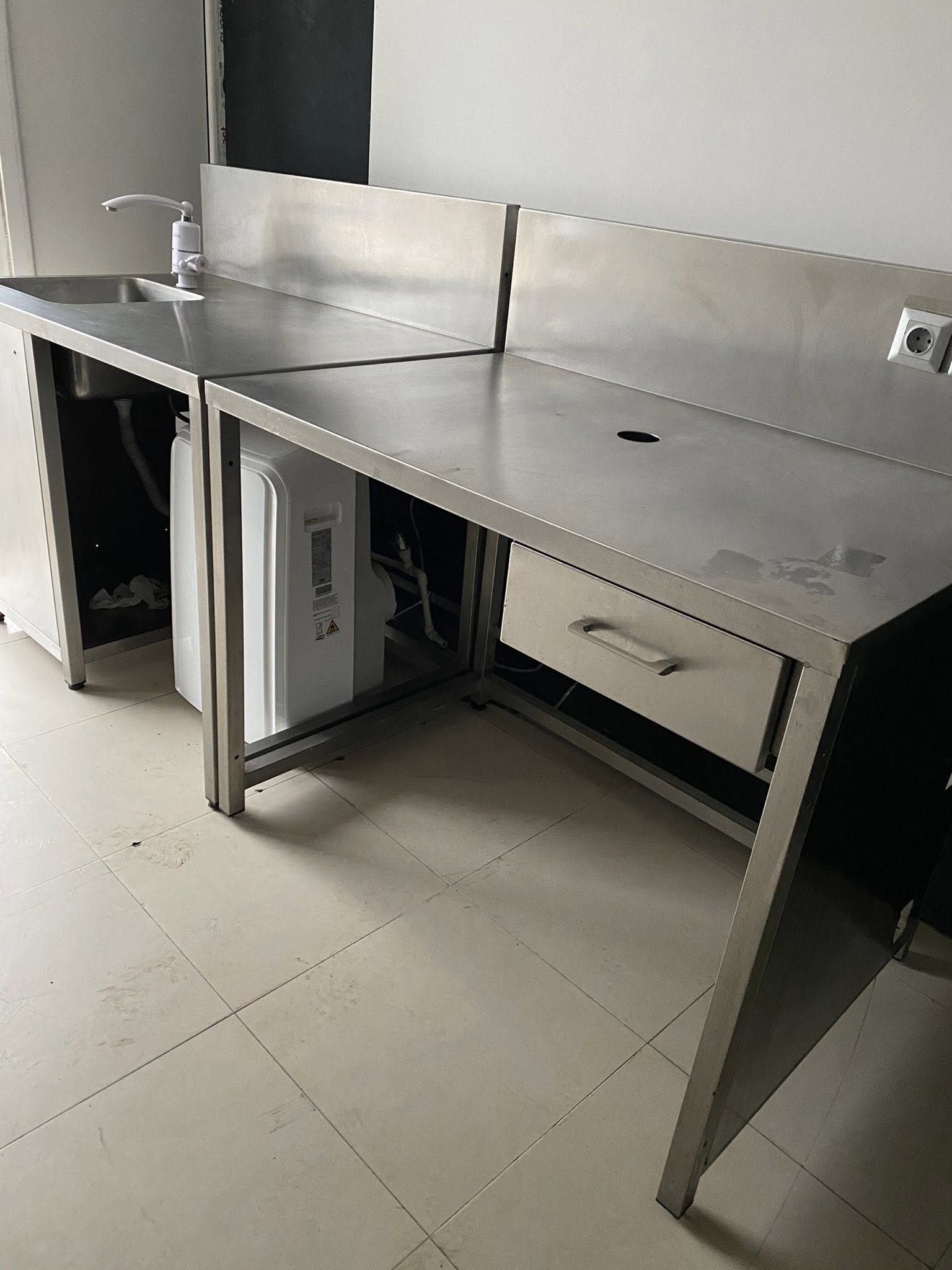 Masa Profesionala din Inox cu Sertar si Prize Integrate – Ideala pentru HoReCa - Imagine 2
