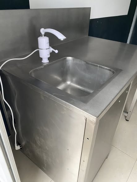 Chiuveta Profesionala Inox cu Masa de Lucru – Ideala pentru Food Truck, Cofetarie sau Fast Food
