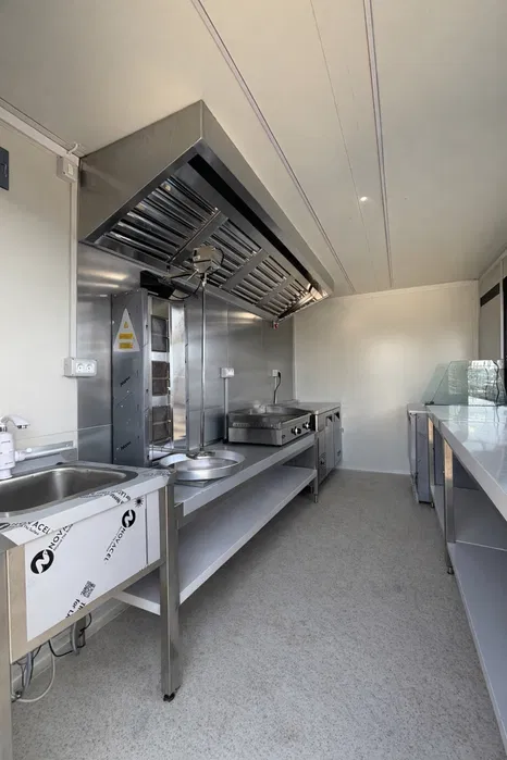 Rulota Shaorma si Kebab Profesionala food truck  Complet Echipata pentru Fast Food si Street Food - Imagine 4