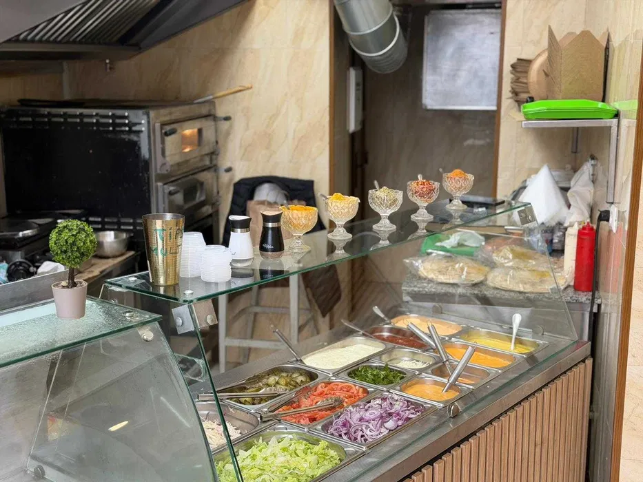 Shaormerie la Cheie de Vanzare | Afacere Profitabila Complet Utilata | Vad Comercial Foarte Bun - Imagine 2