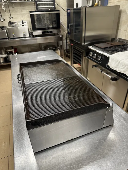 Gratar electric profesional din fonta si inox, suprafata mare de gatire