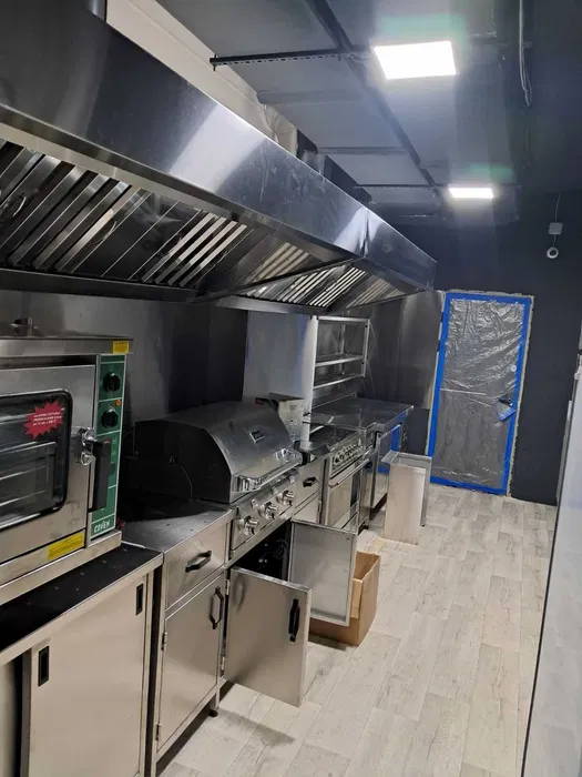Mobilier Inox la Comanda pentru HoReCa – Mese, Hote, Spalatoare si Echipamente Personalizate - Imagine 3