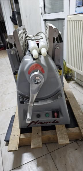 Masina de turat si intins aluat Italia | Aproape noua | Pentru patiserie, brutarie si pizzerie