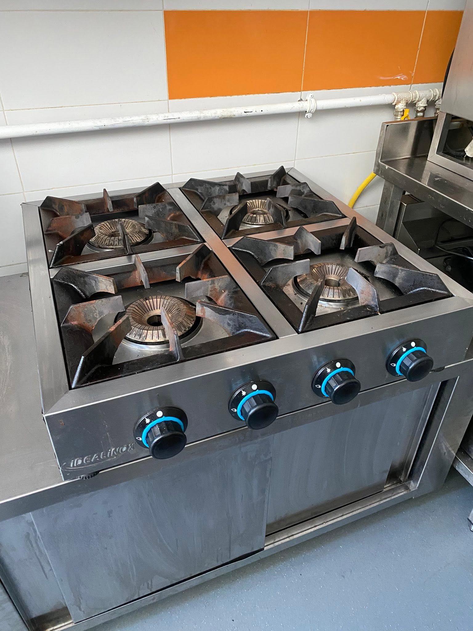 Aragaz Profesional pe Gaz cu 4 Ochiuri – Inox | Ideal pentru Restaurante, Fast Food si Bucatarii HoReCa