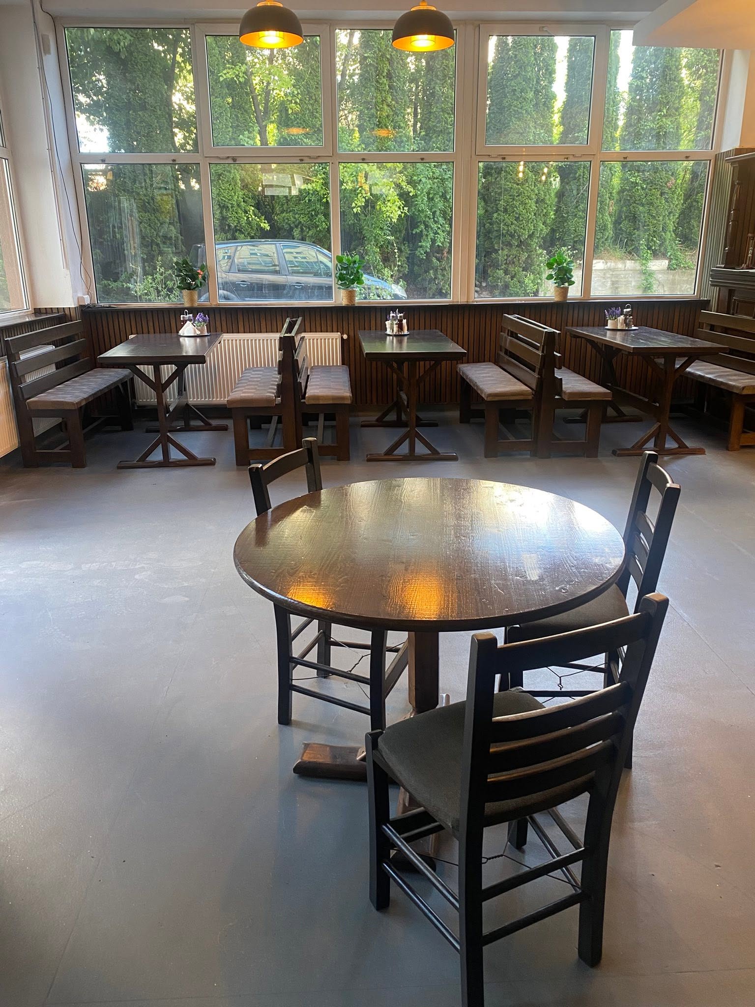 Mobilier Restaurant – Mese si Scaune din Lemn pentru Restaurant, Cafenea, Pub sau Pizzerie