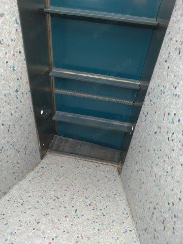 Banda transportoare verticala din inox cu buncar de alimentare - echipament pentru industria alimentara