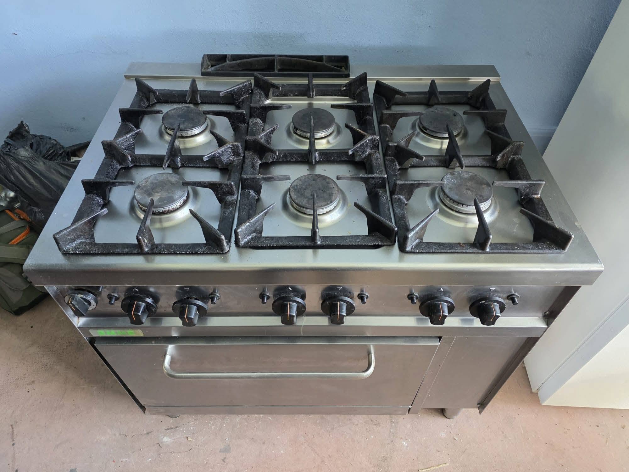 Aragaz profesional pe gaz cu cuptor – 6 arzatoare, inox, pentru restaurante si bucatarii HoReCa