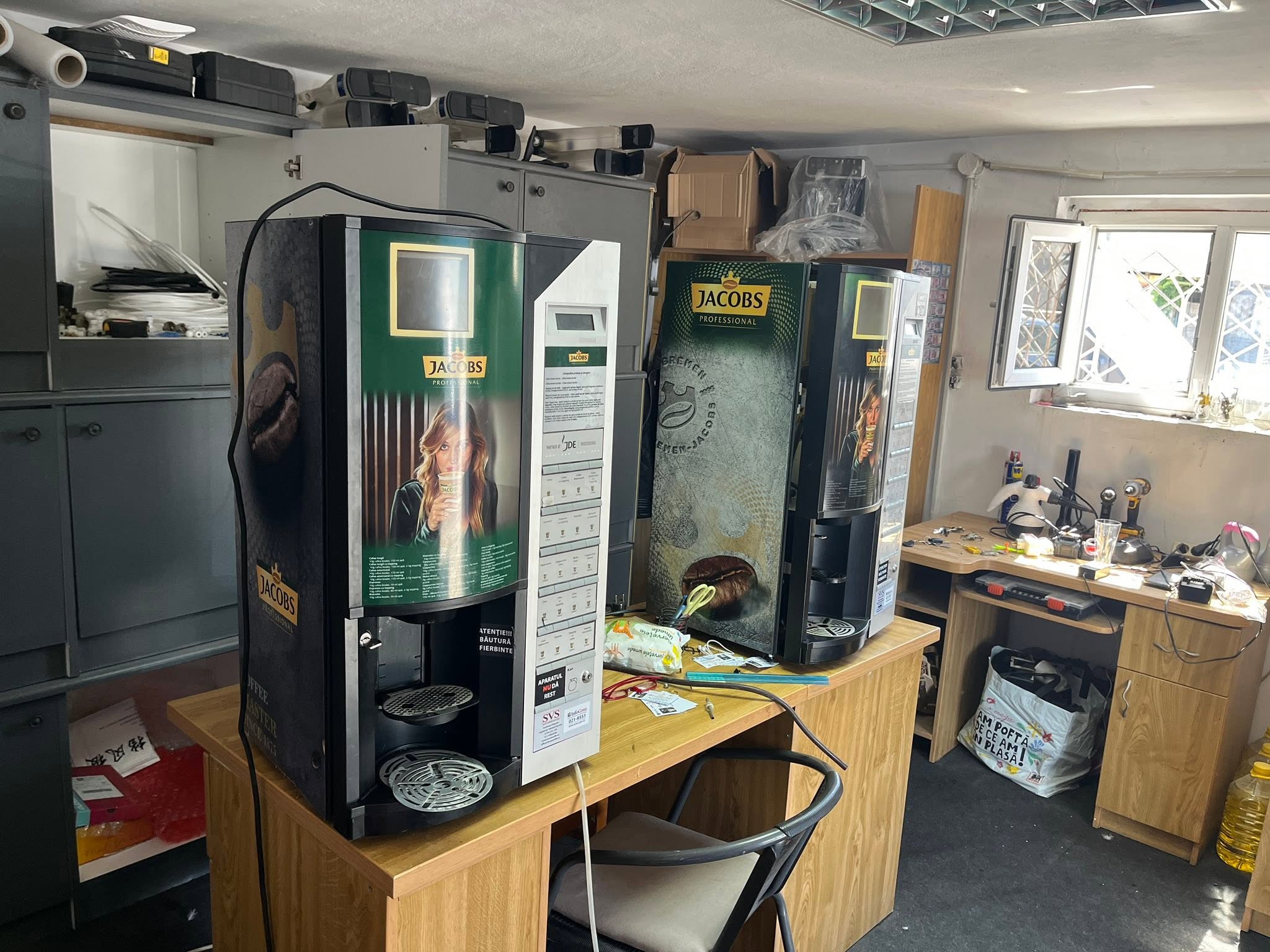Automat profesional de cafea Jacobs Professional - automat vending cafea second hand pentru firme si HoReCa