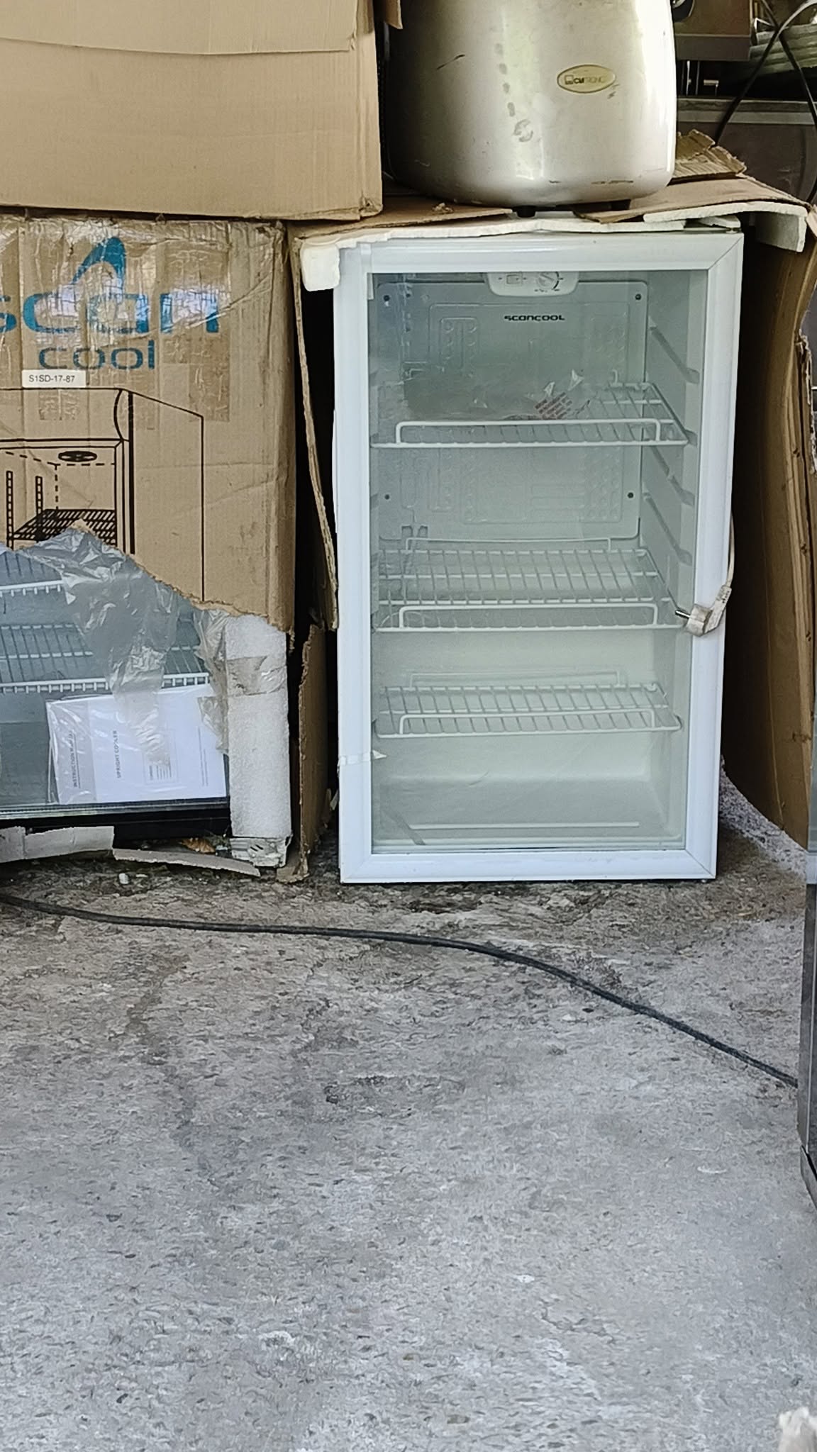 Frigider profesional cu usa din sticla Scancool pentru bauturi si produse refrigerate