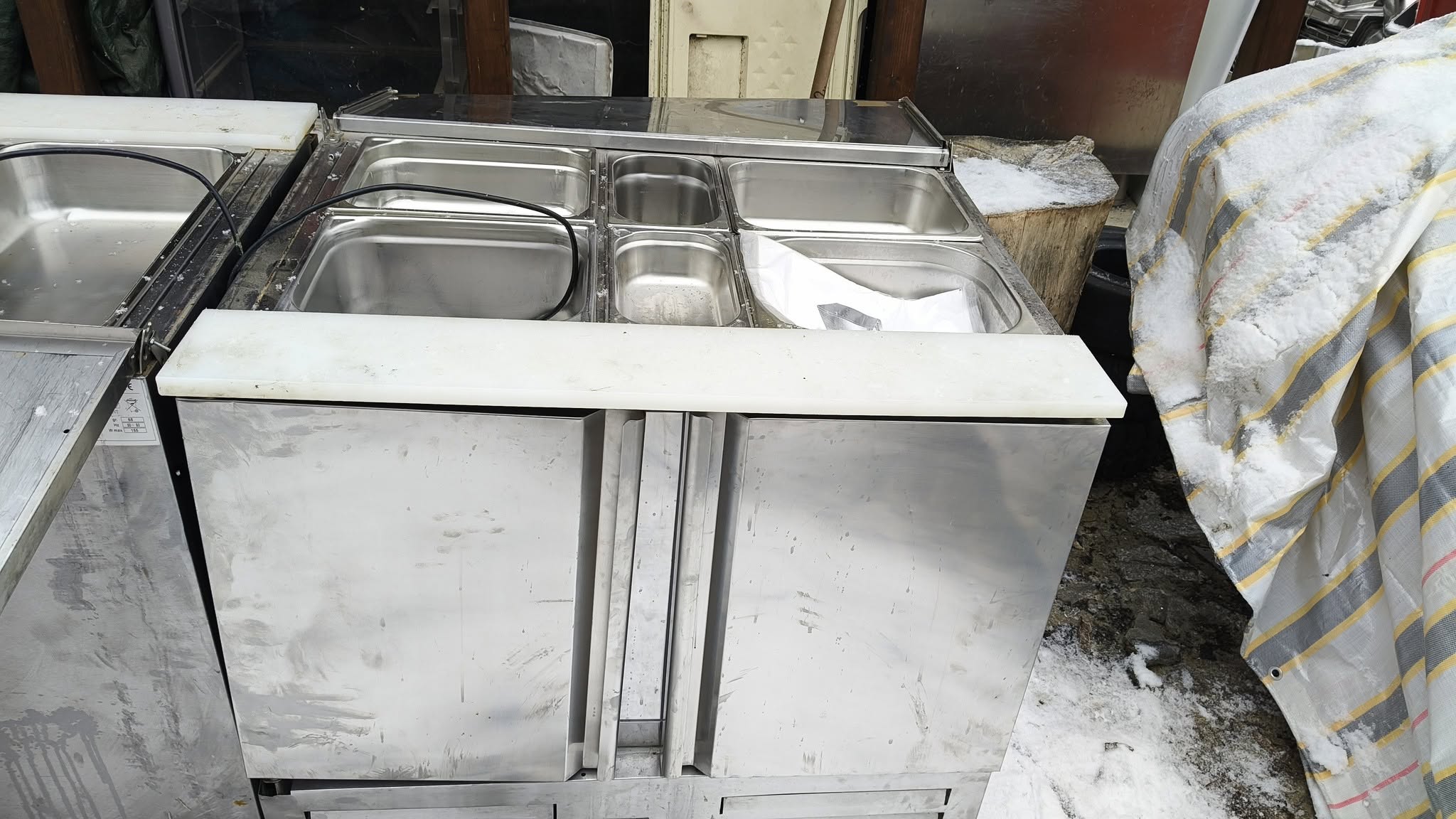Masa frigorifica profesionala pentru pizza/salate – 2 usi, vitrina GN incorporata, inox
