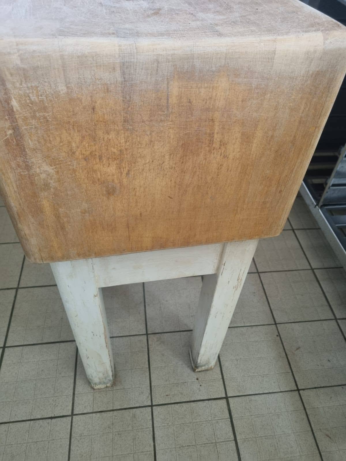 Butuc profesional din lemn masiv pentru macelarie – tocator HoReCa pentru carne